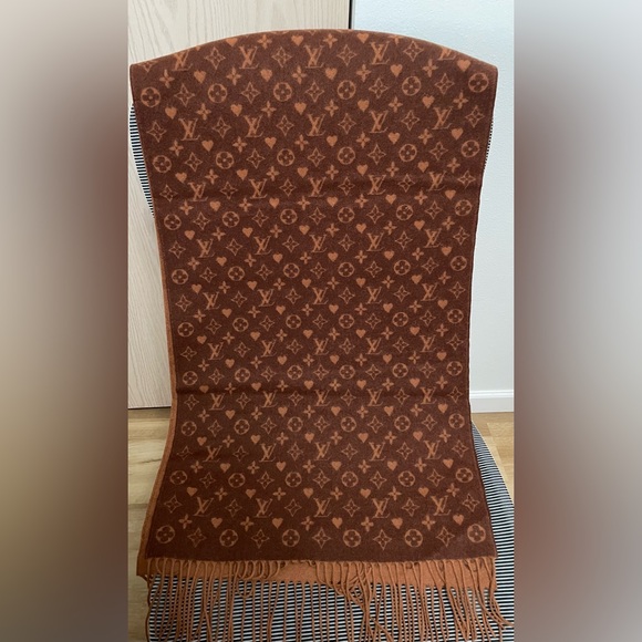 LV Game On Scarf / monogram pattern - Picture 5 of 7